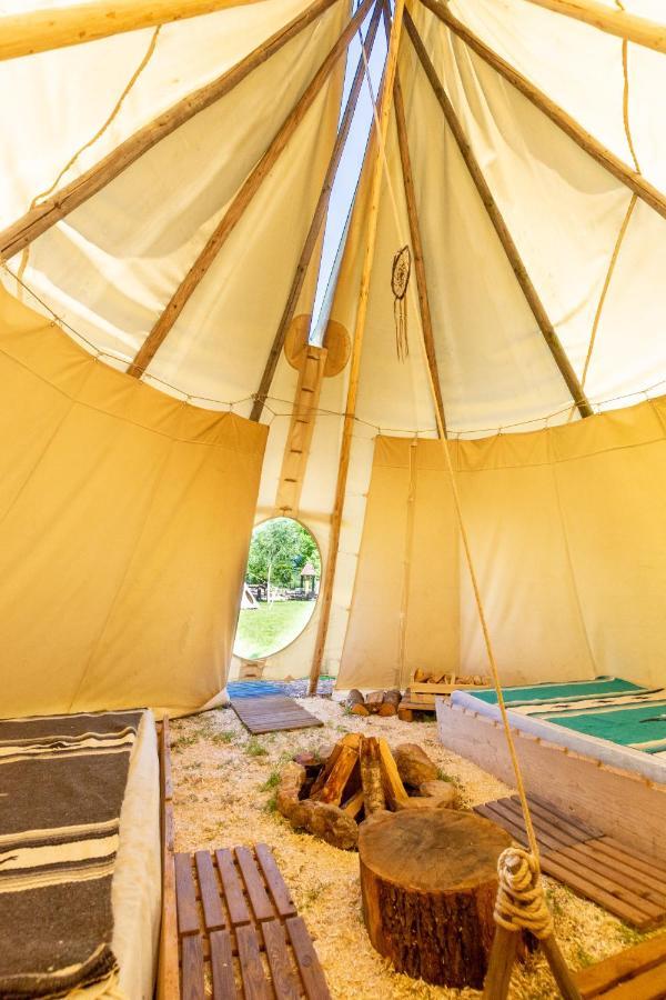 Les Tipis Du Bonheur De Vivre Hotel Brulon Ngoại thất bức ảnh