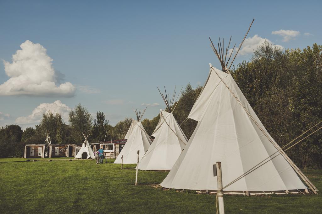 Les Tipis Du Bonheur De Vivre Hotel Brulon Ngoại thất bức ảnh