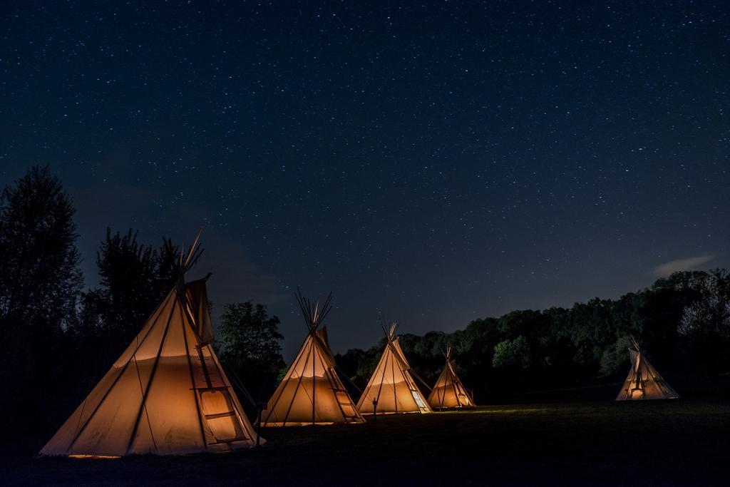 Les Tipis Du Bonheur De Vivre Hotel Brulon Ngoại thất bức ảnh