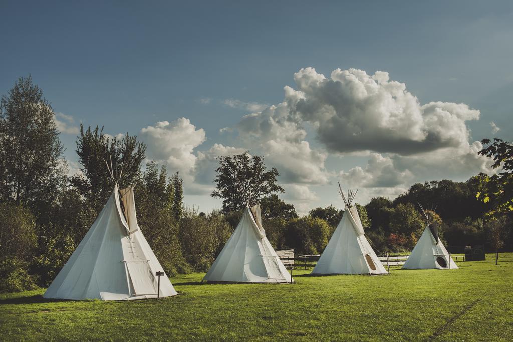 Les Tipis Du Bonheur De Vivre Hotel Brulon Ngoại thất bức ảnh