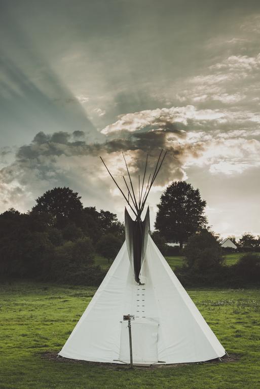 Les Tipis Du Bonheur De Vivre Hotel Brulon Ngoại thất bức ảnh