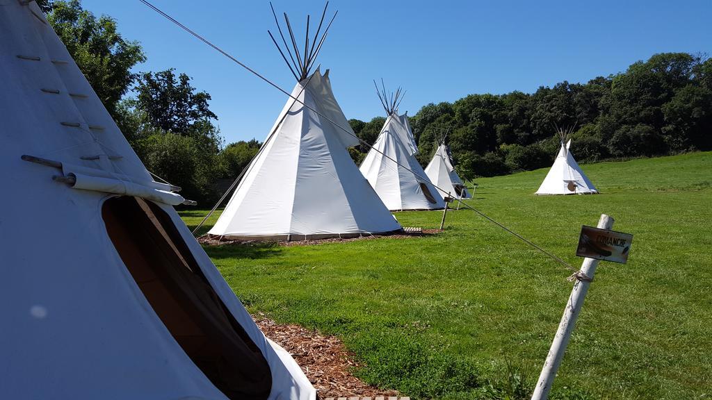 Les Tipis Du Bonheur De Vivre Hotel Brulon Ngoại thất bức ảnh