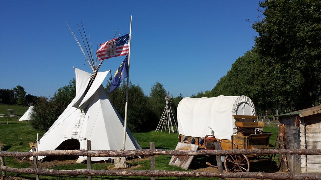 Les Tipis Du Bonheur De Vivre Hotel Brulon Ngoại thất bức ảnh